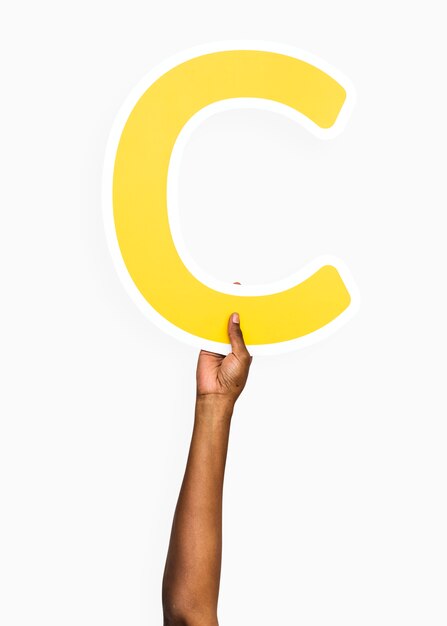 Hände halten den Buchstaben C