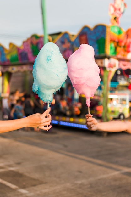 Hände halten eine Zuckerwatte