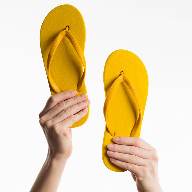 Hände halten Flip-Flops