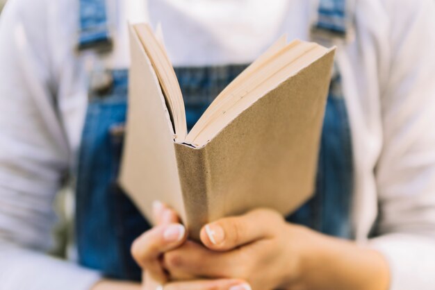 Hände halten offenes Buch