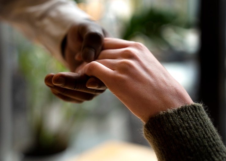 Kostenlose Foto hände halten sich gegenseitig zur unterstützung