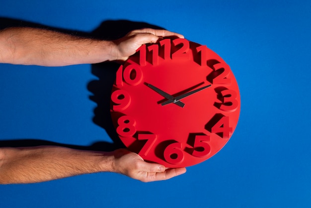 Kostenloses Foto hände halten stillleben mit einer wanduhr