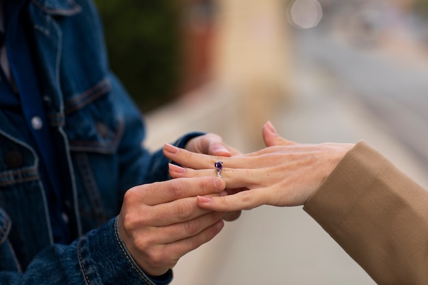 Hände halten Verlobungsring