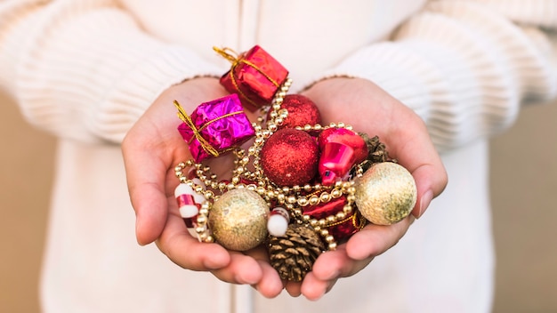 Hände halten Weihnachtsschmuck