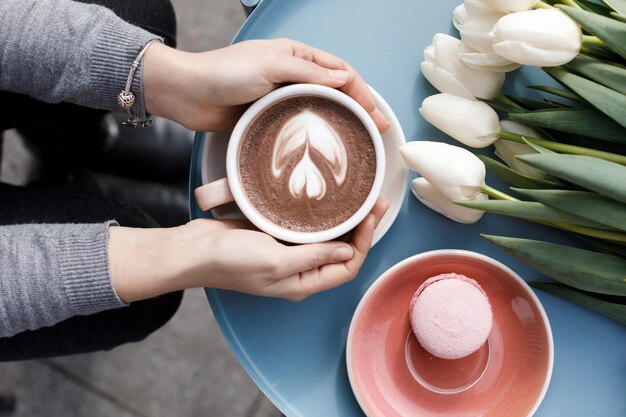 Hände Kaffee und Blumen