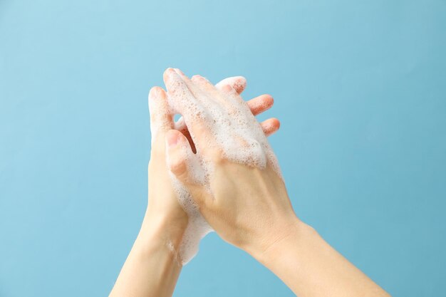 Hände mit Schaum-Spa-Beauty-Verfahren und Hautpflegekonzept