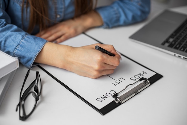 Kostenloses Foto hände schreiben auf papier am schreibtisch