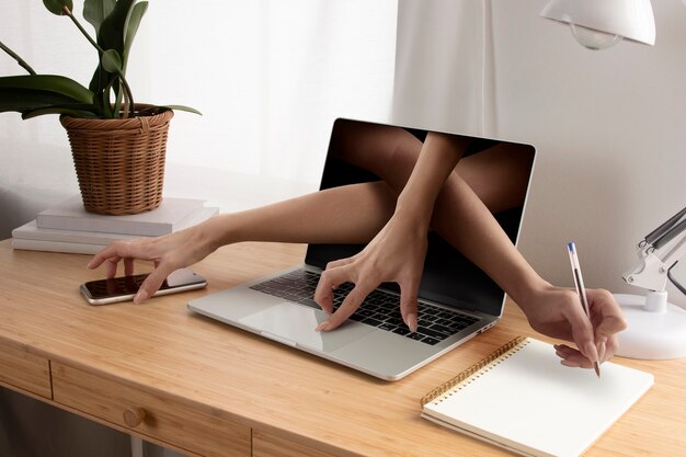 Hände steigen aus dem Laptop aus der Nähe