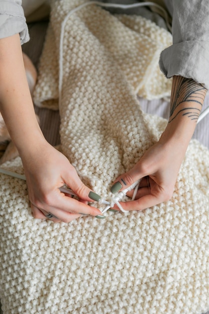 Kostenloses Foto hände stricken schal hautnah