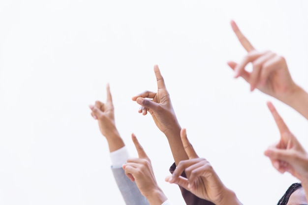 Kostenloses Foto hände von den wirtschaftlern, die oben zeigefinger zeigen