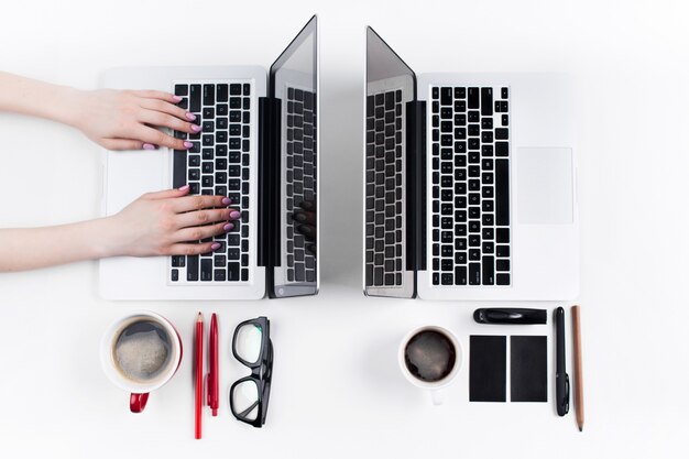 Hände von Leuten, die im Büro arbeiten. Technologie.