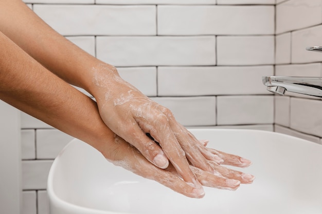 Hände waschen mit Seifenseitenansicht reiben
