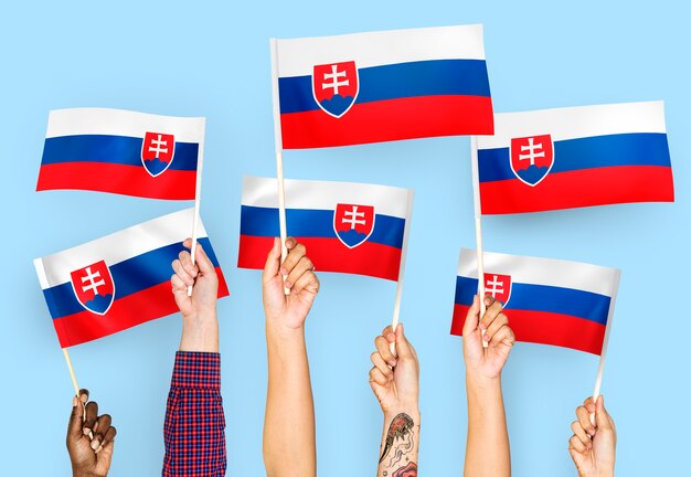 Hände wehende Fahnen der Slowakei