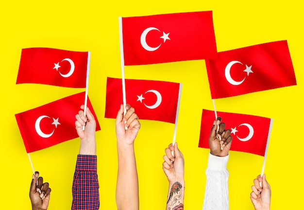 Hände wehende Fahnen der Türkei