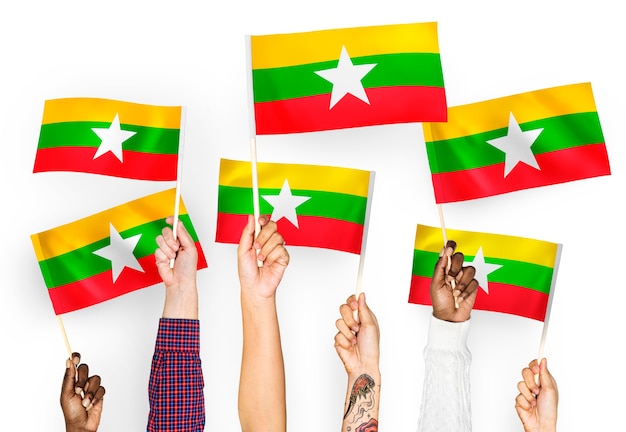 Hände wehende Fahnen von Myanmar