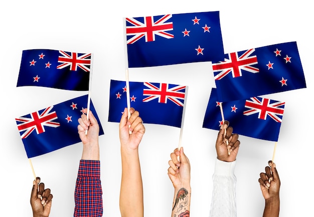 Hände wehende Flaggen von Neuseeland