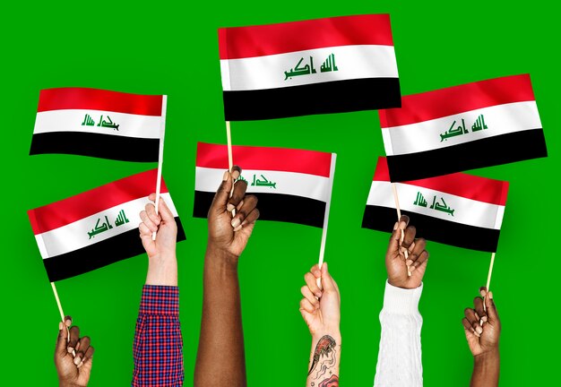Hände winken Fahnen des Irak
