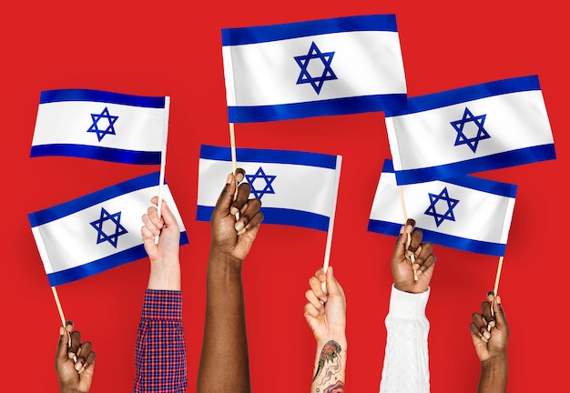 Hände winken Fahnen von Israel