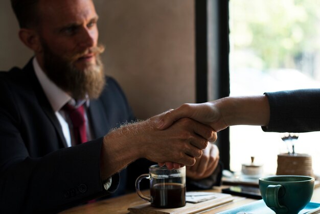 Händedruck der Geschäftsvereinbarung im Café