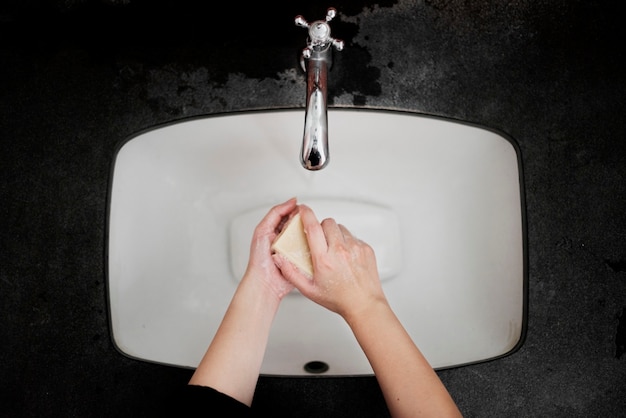 Händewaschen mit einem Stück Seife
