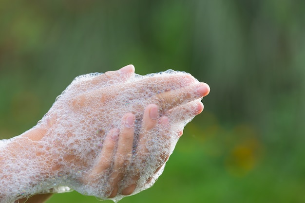 Kostenloses Foto händewaschen mit seife zur vorbeugung von krankheiten