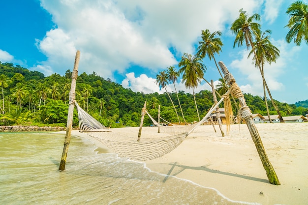 Hängematte am wunderschönen tropischen Strand