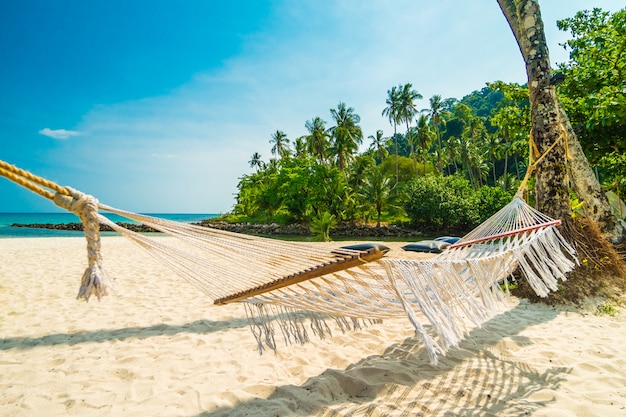 Hängematte mit tropischem Strand der schönen Natur