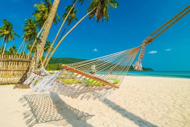 Hängematte mit tropischem Strand und Meer der schönen Natur mit Kokosnusspalme