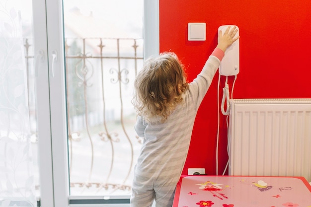 Hängendes Telefon des unkenntlichen Mädchens