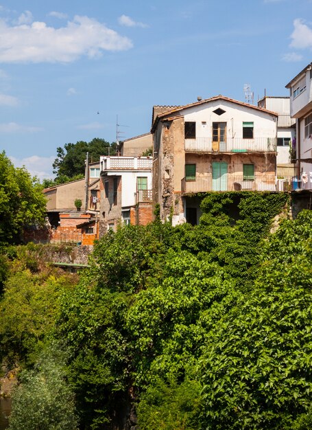 Häuser in der katalanischen Stadt. Sant Joan les Fonts