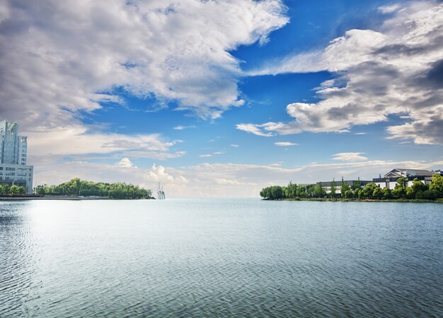 Häuser und Gebäude vom Wasser aus gesehen