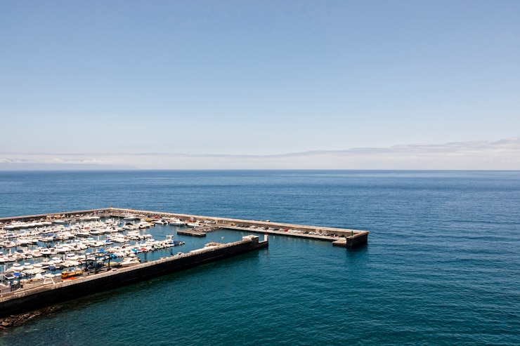 Kostenlose Foto hafen mit booten und blauem meer