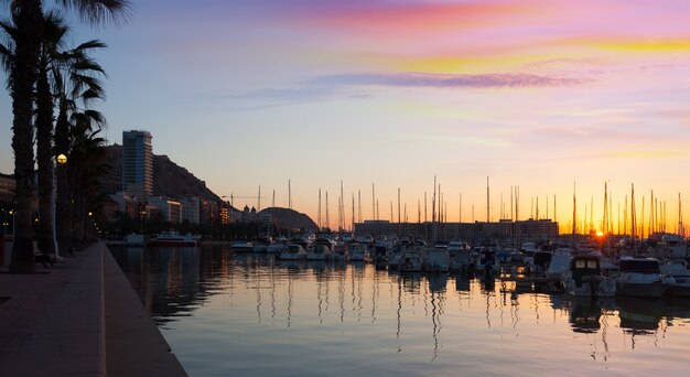 Hafen mit Yachten und Damm im Sonnenaufgang. Alicante