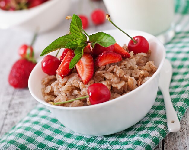 Haferbrei mit Beeren in einer weißen Schüssel