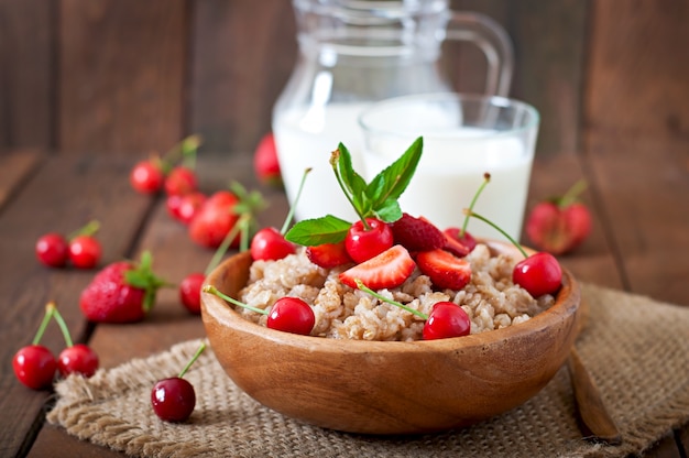 Haferbrei mit Beeren in einer weißen Schüssel