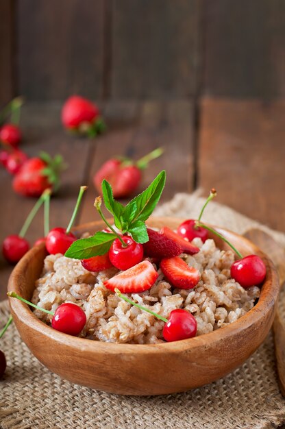 Haferbrei mit Beeren in einer weißen Schüssel