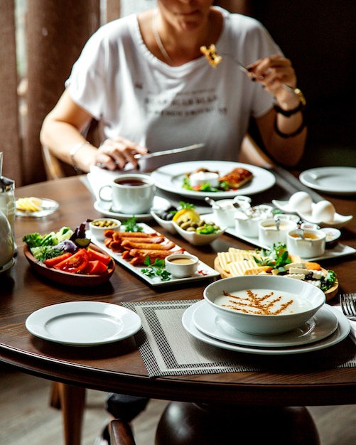 Haferbrei und andere Frühstücksnahrung