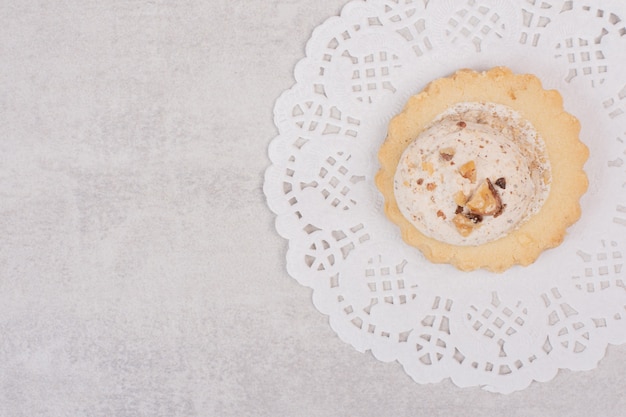 Haferflocken-Rosinen-Keks auf Weiß.