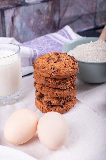 Haferkekse mit Milch und rohen Eiern