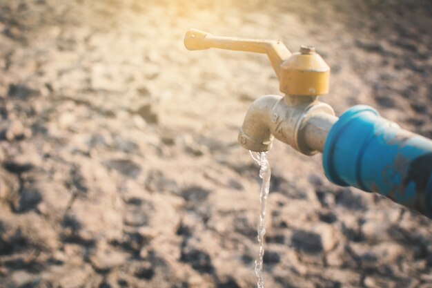 Drop wasser fallen aus einem wasserhahn | Kostenlose Icon