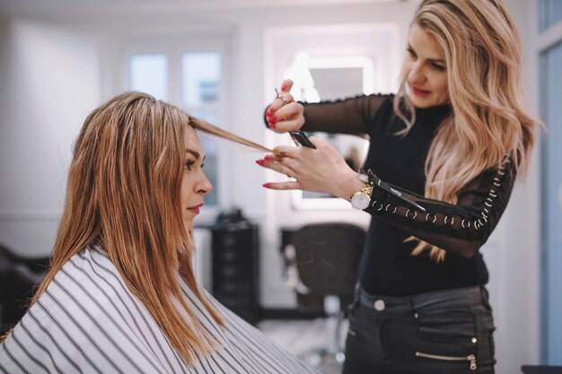 Hairstylist, der Haar des Kunden schneidet