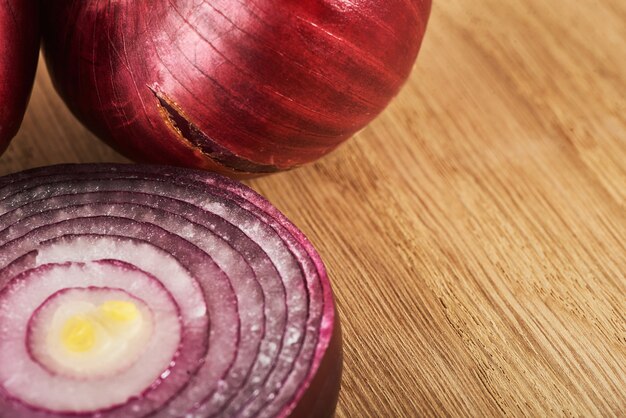 Halb rote Zwiebel auf einem Holz.