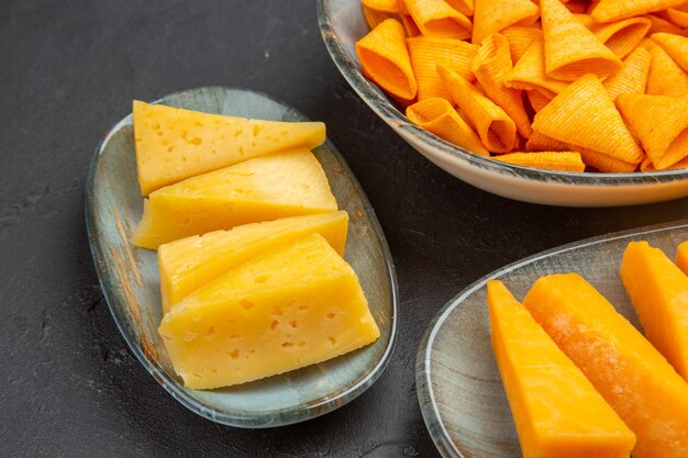 Halbe Aufnahme leckerer Snacks für Partys auf der linken Seite auf dunklem Hintergrund