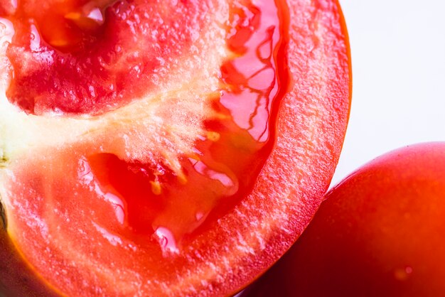 Halbe Scheibe der Tomatenfruchtnahaufnahme