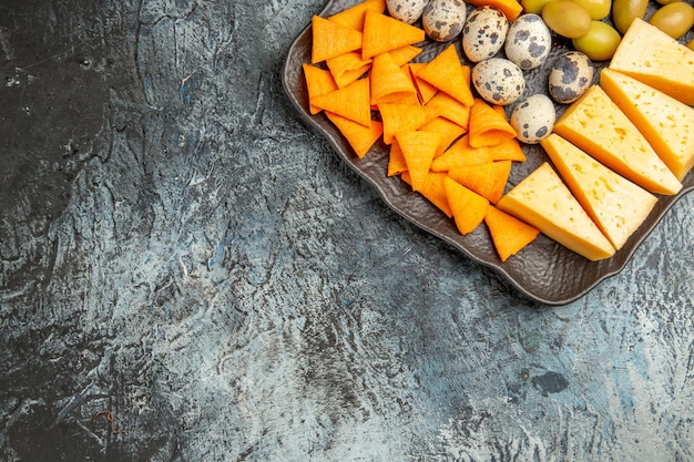 Kostenloses Foto halber schuss köstlichen besten snacks für wein, serviert auf braunem tablett auf der rechten seite auf eishintergrund