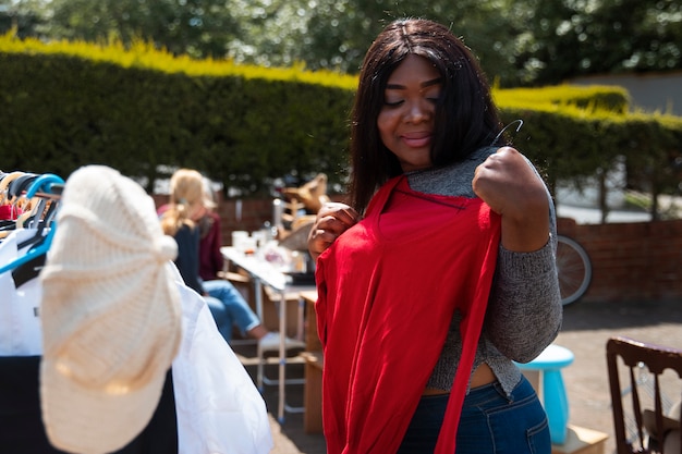 Kostenloses Foto halbgroße aufnahme einer frau beim flohmarkt