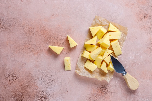 Halbharter Tilsiter-Käse in Scheiben geschnitten.