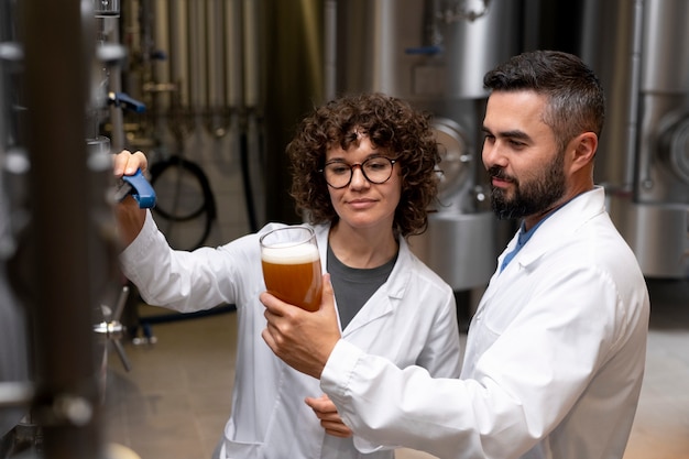 Kostenloses Foto halbnahe einstellung bei der arbeit in einer bierfabrik