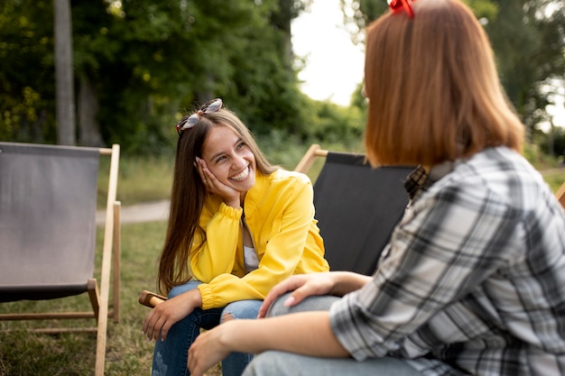 Halbstarke Frauen im Freien