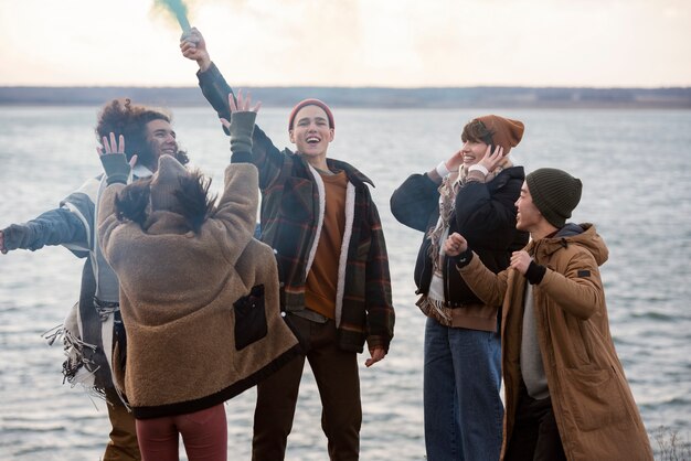 Halbstarke glückliche Teenager am Meer